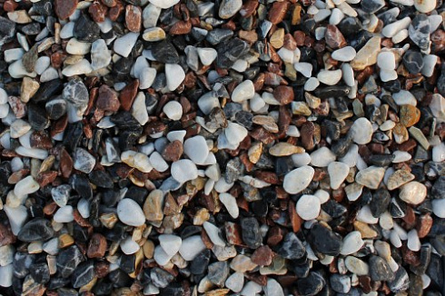 Kamenclub.ru: Мраморная крошка (щебень галтованный микс:белый-черный-розовый-медовый) фр.5-10 мм.  купить в Красноярске мрамор белый, медовый, черный, розовый мраморный галтованный щебень декоративный ландшафтный 15500 руб/т   фото КАМЕНЬ КЛУБ