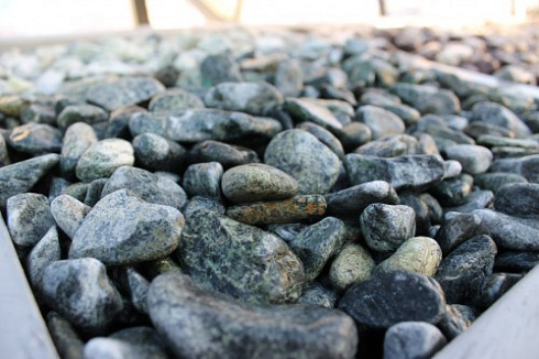 Kamenclub.ru: Щебень галтованный зеленый (змеевик) фр. 20-40 мм.  купить в Красноярске мрамор зеленый, салатовый оголтованный щебень мраморный 12500 руб/т   фото КАМЕНЬ КЛУБ