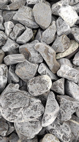 Kamenclub.ru: Щебень галтованный черный (мрамор) фр.40-70 мм.  купить в Красноярске мрамор черный с белыми прожилками, черный, белый щебень галтованный округлый 13500 руб/т   фото КАМЕНЬ КЛУБ