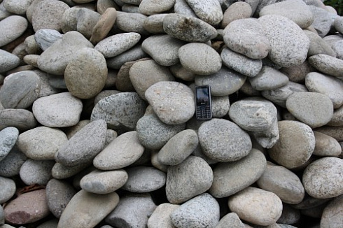 Kamenclub.ru: Галька речная плоская (бело-серая) фр. 100-200-300 мм. купить  в Красноярске галька речная плоская серый, белый, бело-серый, серо-белый речная галька плоская  9000 руб/т   фото КАМЕНЬ КЛУБ