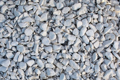 Kamenclub.ru: Мраморная крошка (щебень галтованный белый) фр.40-70 мм.  купить в Красноярске мрамор белый молочный айвори окатанный округлый природный камень 17000 руб/т   фото КАМЕНЬ КЛУБ