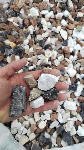 Kamenclub.ru: Мраморная крошка (щебень крошка микс : белый-черный-розовый) фр. 20-40 мм.  купить в Красноярске мрамор белый, черный, розовый декоративная ландшафтная крошка 12000 руб/т   фото КАМЕНЬ КЛУБ