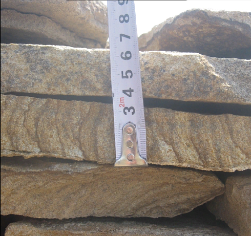 Kamenclub.ru: Песчаник пластушка желтый с рисунком (3 см)  купить в Красноярске песчаник желтый с рисунком, рыжий, желтый песчаник пластушка ландшафтная рваная 8 500 руб/м3   фото КАМЕНЬ КЛУБ