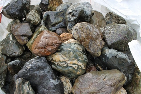 Kamenclub.ru: Ландшафтные валунчики фр.100-500 мм.  купить в Красноярске крупный природный камень серый, темно-серый, светло-серый речной валун крупный 4800 руб/т   фото КАМЕНЬ КЛУБ