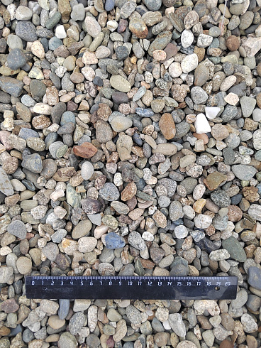 Kamenclub.ru: Галька речная окат (серая) фр.10-20 мм купить  в Красноярске галька речная серая, серый, темно-серый, светло-серый, коричневый ландшафтная декоративная речная окатанная округлая галька 5000 руб/т   фото КАМЕНЬ КЛУБ