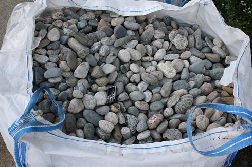 Kamenclub.ru: Галька речная окат (серая) фр.40-60 мм купить  в Красноярске галька речная серый бежевый рыжий коричневый округлый речной камень 5000 руб/т   фото КАМЕНЬ КЛУБ