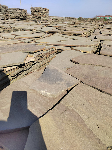 Kamenclub.ru: Песчаник пластушка серо-зеленый (3,0 см)  купить в Красноярске песчаник серо-зеленый, серый, зеленый песчаник пластушка колотый рваный ландшафтный 10200 руб/м3   фото КАМЕНЬ КЛУБ