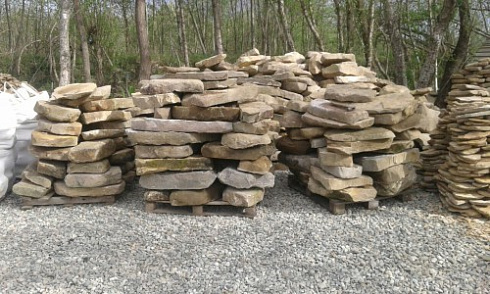 Kamenclub.ru: Песчаник плиты - плахи - пошаговые дорожки (фр. 70-150 мм)  купить в Красноярске песчаник серый бежевый желтый зеленый колотый песчаник строительный 6500 руб/т   фото КАМЕНЬ КЛУБ