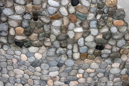 Kamenclub.ru: Галька речная плоская (ассорти) фр. 70-150 мм. купить  в Красноярске галька галечник серый белый темно-серый синий светло-серый плоская природная галька  9000 руб/т   фото КАМЕНЬ КЛУБ