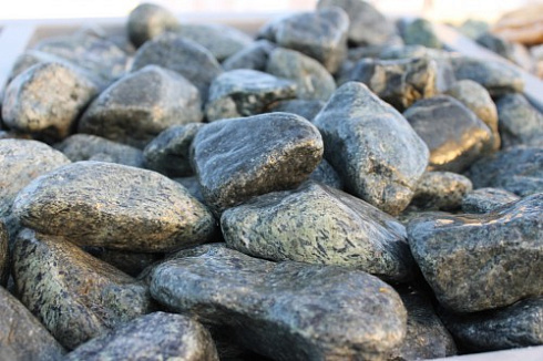 Kamenclub.ru: Щебень галтованный зеленый (змеевик) фр. 50-100 мм.  купить в Красноярске галтовка мраморная зеленый, салатовый мрамор 12 500 руб/т   фото КАМЕНЬ КЛУБ