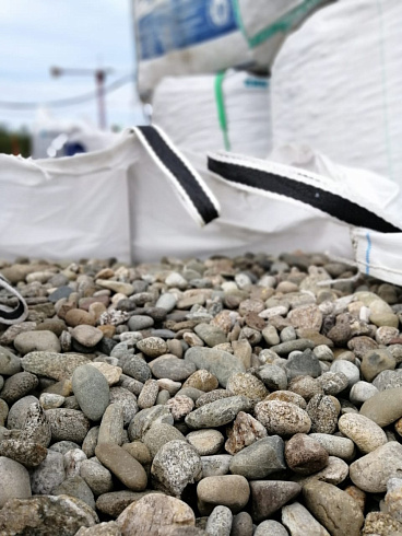 Kamenclub.ru: Галька речная окат (пестрая) фр. 20-40 мм. купить  в Красноярске галька речная пестрая, серая, серые оттенки галька речная окатанная округлая 5000 руб/т   фото КАМЕНЬ КЛУБ