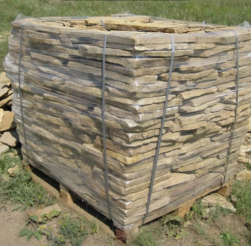 Kamenclub.ru: Песчаник пластушка желтый с рисунком (3 см)  купить в Красноярске песчаник желтый с рисунком, рыжий, желтый песчаник пластушка ландшафтная рваная 8 500 руб/м3   фото КАМЕНЬ КЛУБ