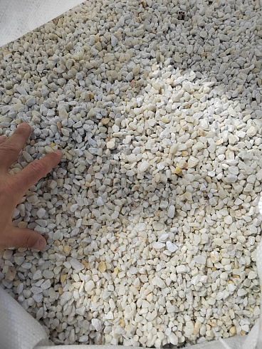 Kamenclub.ru: Мраморная крошка, щебень, цвет-белый, фр. 5-10 мм.  купить в Красноярске мрамор белый, айвори, молочный мраморная каменная крошка ландшафтная 12000 руб/т   фото КАМЕНЬ КЛУБ