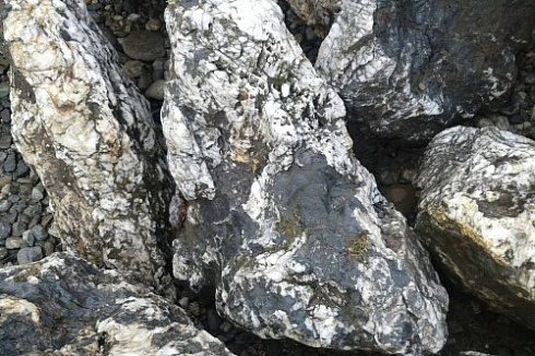 Kamenclub.ru: Черный гранит - кварцит фр. 100-500 мм.  купить в Красноярске мрамор гранит черный с белыми прожилками, серый, белый валун скальный колотый 7000 руб/т   фото КАМЕНЬ КЛУБ