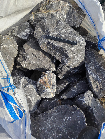 Kamenclub.ru: Черный мрамор скальник фр. 100-500 мм.  купить в Красноярске мрамор черный белый серый крупный колотый валун ландшафтный 8500 руб/т   фото КАМЕНЬ КЛУБ