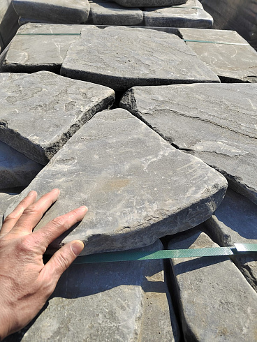 Kamenclub.ru: Песчаник пластушка светло-серый (4,0 - 6,0 см)  купить в Красноярске плитняк - пластушка светло-серый песчаник 12600 руб/м3   фото КАМЕНЬ КЛУБ