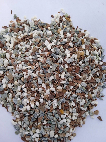 Kamenclub.ru: Мраморная крошка (щебень галтованный микс:белый-черный-розовый-медовый) фр.5-10 мм.  купить в Красноярске мрамор белый, медовый, черный, розовый мраморный галтованный щебень декоративный ландшафтный 15500 руб/т   фото КАМЕНЬ КЛУБ