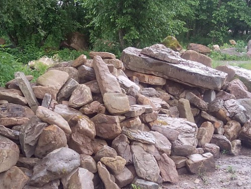 Kamenclub.ru: Песчаник декоративный ландшафтный (фр. 300-500 мм)  купить в Красноярске песчаник желтый рыжий серый зеленый валун речной окатанный природный песчаника 4 500 руб/т   фото КАМЕНЬ КЛУБ