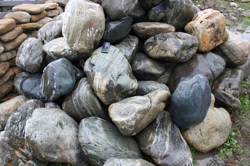 Kamenclub.ru: Речной валун Кабанчик фр.300-500 мм.  купить в Красноярске крупный природный камень галька серый, темно-серый речной валун галечник масштабный 7000 руб/т   фото КАМЕНЬ КЛУБ