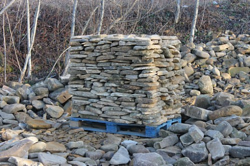 Kamenclub.ru: Песчаник колотый для облицовки (фр. 2-3 см)  купить в Красноярске песчаник бежевый серый рыжий песчаник строительный 5000 руб/т   фото КАМЕНЬ КЛУБ