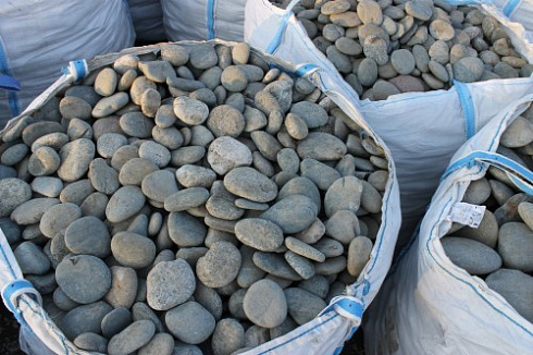 Kamenclub.ru: Галька речная плоская (ассорти) фр. 100-200-300 мм. купить  в Красноярске галька плоская разноцветная серый белый темно-серый синий речная галька ландшафтная 8000 руб/т   фото КАМЕНЬ КЛУБ