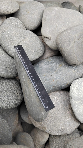 Kamenclub.ru: Галька речная плоская (темно-серая) фр. 70-150 мм. купить  в Красноярске галечник природный темно-серый серый синий речная плоская природная окатанная  9000 руб/т   фото КАМЕНЬ КЛУБ