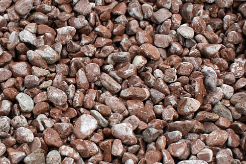 Kamenclub.ru: Мраморная крошка (щебень галтованный розовый) фр.40-70 мм.  купить в Красноярске мрамор розовый, красный галтовка мраморная щебня 15000 руб/т   фото КАМЕНЬ КЛУБ