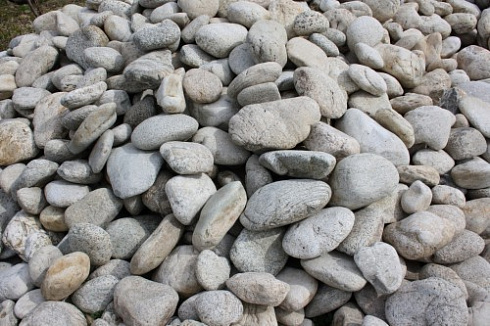 Kamenclub.ru: Бело-серый валунчик фр.100-300 мм.  купить в Красноярске крупный камень для ландшафта серый, белый бело-серый валун крупная галька 4500 руб/т   фото КАМЕНЬ КЛУБ