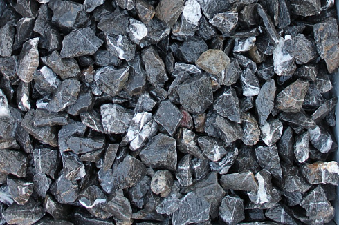 Kamenclub.ru: Щебень крошка черный (мрамор) фр. 40-70 мм.  купить в Красноярске мрамор черный с белыми прожилками, черный, белый декоративный щебень 11000 руб/т   фото КАМЕНЬ КЛУБ