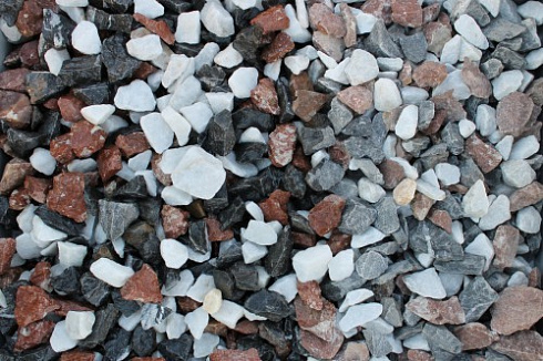 Kamenclub.ru: Мраморная крошка (щебень крошка микс : белый-черный-розовый) фр. 20-40 мм.  купить в Красноярске мрамор белый, черный, розовый декоративная ландшафтная крошка 12000 руб/т   фото КАМЕНЬ КЛУБ