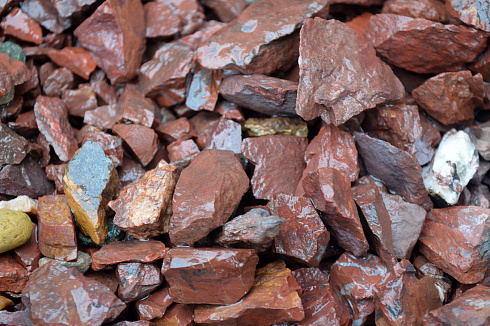 Kamenclub.ru: Щебень крошка красный (ЯШМА) фр. 5-10 мм.  купить в Красноярске крошка каменная яшмы красный, бордовый, темно-красный декоративная крошка ландшафтная каменная яшмоидная 8500 руб/т   фото КАМЕНЬ КЛУБ