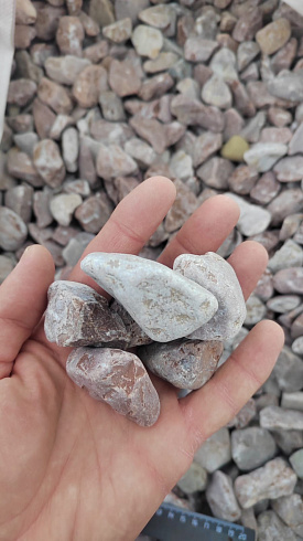 Kamenclub.ru: Мраморная крошка (щебень галтованный розовый) фр.20-40 мм.  купить в Красноярске мрамор розовый, красный оголтованный округлый щебень  15000 руб/т   фото КАМЕНЬ КЛУБ