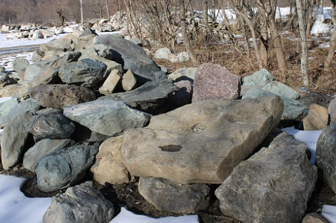 Kamenclub.ru: Гранит скальник (серо-зеленый) фр. 500-1500 мм.  купить в Красноярске гранит мрамор  серый зеленый темно-серый глыба скальная колотая ландшафтная 7 500 руб/т   фото КАМЕНЬ КЛУБ