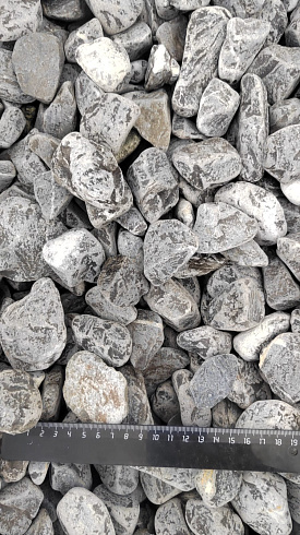 Kamenclub.ru: Щебень галтованный черный (мрамор) фр.40-70 мм.  купить в Красноярске мрамор черный с белыми прожилками, черный, белый щебень галтованный округлый 13500 руб/т   фото КАМЕНЬ КЛУБ