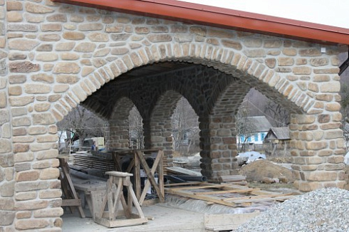 Kamenclub.ru: Песчаник для строительства и кладки блочный (фр 100-200 мм)  купить в Красноярске песчаник бежевый серый рыжий валун мелкий для строительства песчаник 6500 руб/т   фото КАМЕНЬ КЛУБ