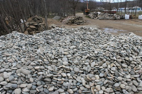 Kamenclub.ru: Галька речная плоская (ассорти) фр. 100-200-300 мм купить  в Красноярске галька галечник природный серый, белый темно-серый синий рыжий светло-серый природная галька плоская крупная 8000 руб/т   фото КАМЕНЬ КЛУБ