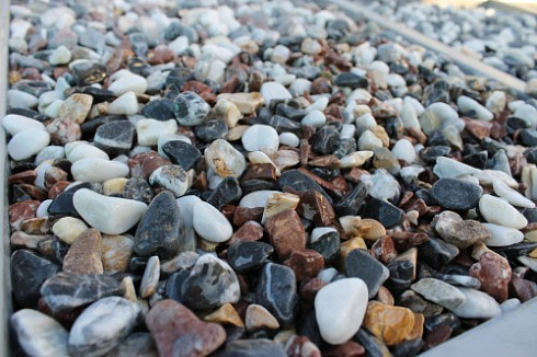 Kamenclub.ru: Мраморная крошка (щебень галтованный микс:белый-черный-розовый-медовый) фр.10-20 мм.  купить в Красноярске мрамор белый, медовый, черный, розовый мраморный декоративный ландшафтный окатанный округлый галтованный щебень 15500 руб/т   фото КАМЕНЬ КЛУБ