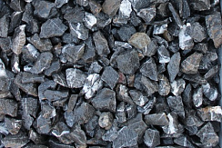 Kamenclub.ru: Щебень крошка черный (мрамор) фр. 5-10 мм.  купить в Красноярске мрамор черный с белыми прожилками, черный, белый мраморная крошка декоративная ландшафтная 11000 руб/т   фото КАМЕНЬ КЛУБ