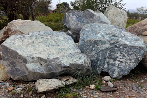 Kamenclub.ru: Змеевик скальник фр. 500-1500 мм.  купить в Красноярске змеевик зеленый серый черный глыба скальная колотая 7500 руб/т   фото КАМЕНЬ КЛУБ