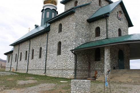 Kamenclub.ru: Галька речная плоская (бело-серая) фр. 100-200-300 мм. купить  в Красноярске галька речная плоская серый, белый, бело-серый, серо-белый речная галька плоская  9000 руб/т   фото КАМЕНЬ КЛУБ