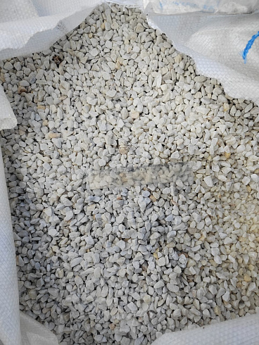 Kamenclub.ru: Мраморная крошка, щебень, цвет-белый, фр. 5-10 мм.  купить в Красноярске мрамор белый, айвори, молочный мраморная каменная крошка ландшафтная 12000 руб/т   фото КАМЕНЬ КЛУБ