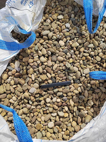 Kamenclub.ru: Галька речная окат рыжая фр. 20-40 мм. купить  в Красноярске галька речная окатанная рыжая желтая серая округлая речная галька 5000 руб/т   фото КАМЕНЬ КЛУБ