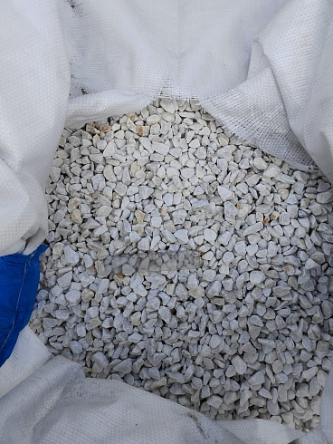 Kamenclub.ru: Мраморная крошка, щебень, цвет-белый, фр. 10-20 мм.  купить в Красноярске мрамор белый, молочный айвори каменная ландшафтная декоративная крошка шебня 12000 руб/т   фото КАМЕНЬ КЛУБ
