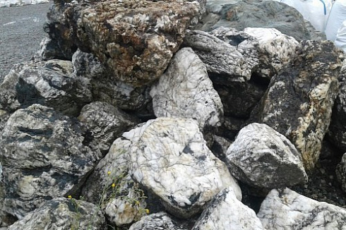 Kamenclub.ru: Черный гранит - кварцит фр. 500-1000 мм.  купить в Красноярске гранит кварцит черный серый белый скальный колотый валун 9750 руб/т   фото КАМЕНЬ КЛУБ