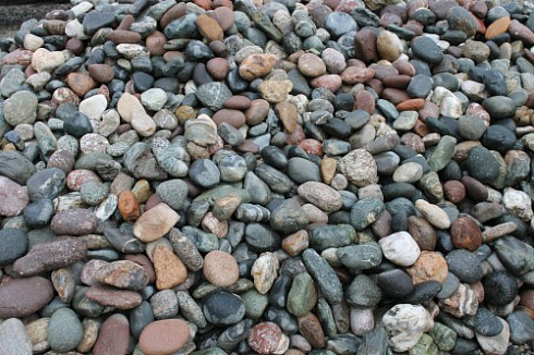 Kamenclub.ru: Галька окат (цветная картошка) фр. 50-100 мм. купить  в Красноярске галька природная окатанная серый белый цветной синий темно-серый коричневый округлый галечник окатанный 6800 руб/т   фото КАМЕНЬ КЛУБ
