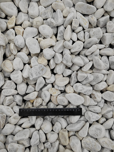 Kamenclub.ru: Мраморная крошка (щебень галтованный белый) фр.40-70 мм.  купить в Красноярске мрамор белый молочный айвори окатанный округлый природный камень 17000 руб/т   фото КАМЕНЬ КЛУБ