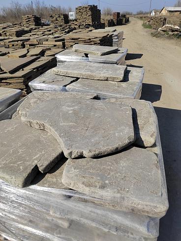 Kamenclub.ru: Песчаник галтованный для облицовки (фр. 2-5 см)  купить в Красноярске песчник рыжий желтый серый песчаник окатанный речной 6 000 руб/т   фото КАМЕНЬ КЛУБ