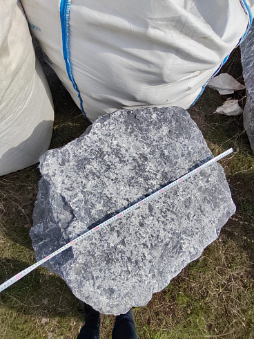 Kamenclub.ru: Черный мрамор скальник фр. 1000-1500 мм.  купить в Красноярске мрамор черный белый серый крупный колотый валун ландшафтный 9000 руб/т   фото КАМЕНЬ КЛУБ