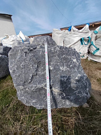 Kamenclub.ru: Черный мрамор скальник фр. 1000-1500 мм.  купить в Красноярске мрамор черный белый серый крупный колотый валун ландшафтный 9000 руб/т   фото КАМЕНЬ КЛУБ