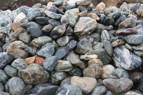 Kamenclub.ru: Ландшафтные валунчики фр.100-500 мм.  купить в Красноярске крупный природный камень серый, темно-серый, светло-серый речной валун крупный 4800 руб/т   фото КАМЕНЬ КЛУБ